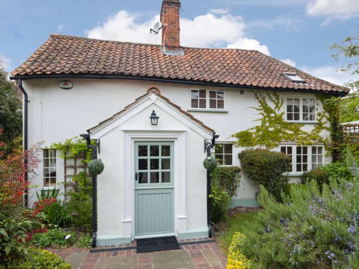 White country cottage with freshly painted exterior walls in Herefordshire by Hereford Painters